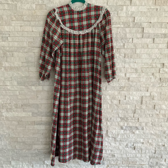 ❤️Lanz soft flannel nightgown w/ pearl buttons eyelet trim. - Picture 5 of 7